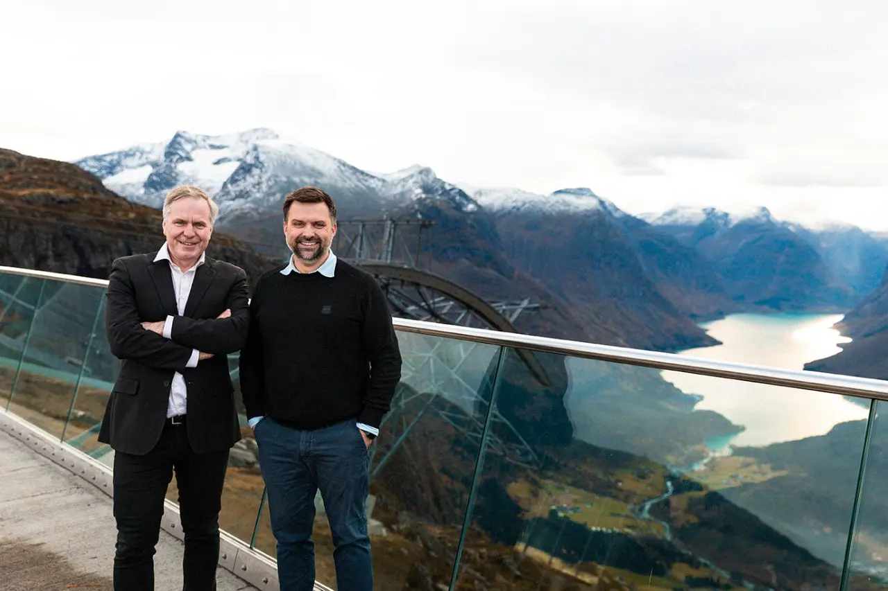 – Drivkraft ønsker å få ting til å skje – ta risiko, kople folk og bygge nytt næringsliv slik vestlendingen kan det: med vilje, handlekraft og tru på folk, seier styreleiar Bjørn Aage Haugen (t.h.) Her på toppen av Loen Skylift saman med den påtroppande daglege leiaren. Foto: Dag Ulvedal